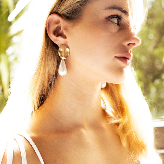 Pearl and gold earring
