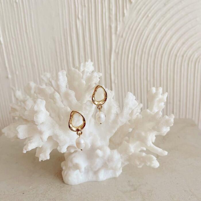 Hoop with pearl